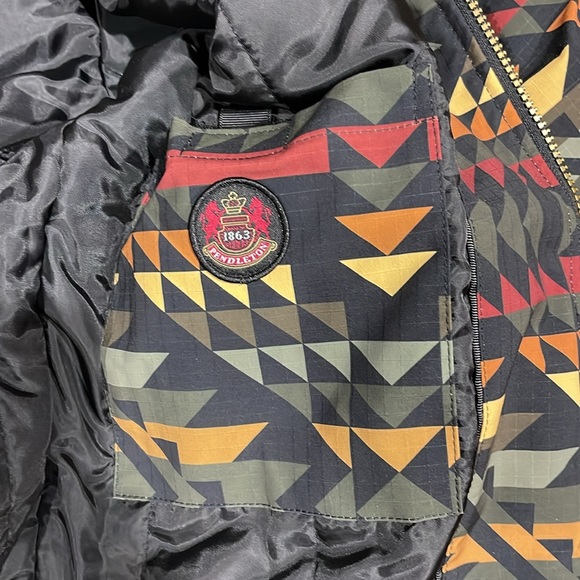 Brand new with tags Pendelton jacket. 2 zipper pockets in front and 1 inside. - Picture 9 of 9